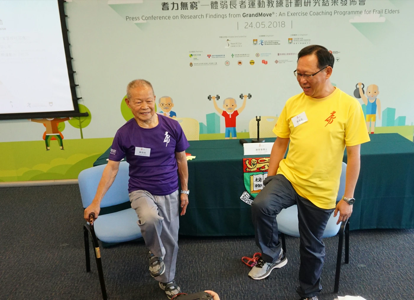 「耆力無窮®」服務受惠者黃伯伯 (圖左) 在教練吳先生 (圖右) 的指導下示範運動招式。