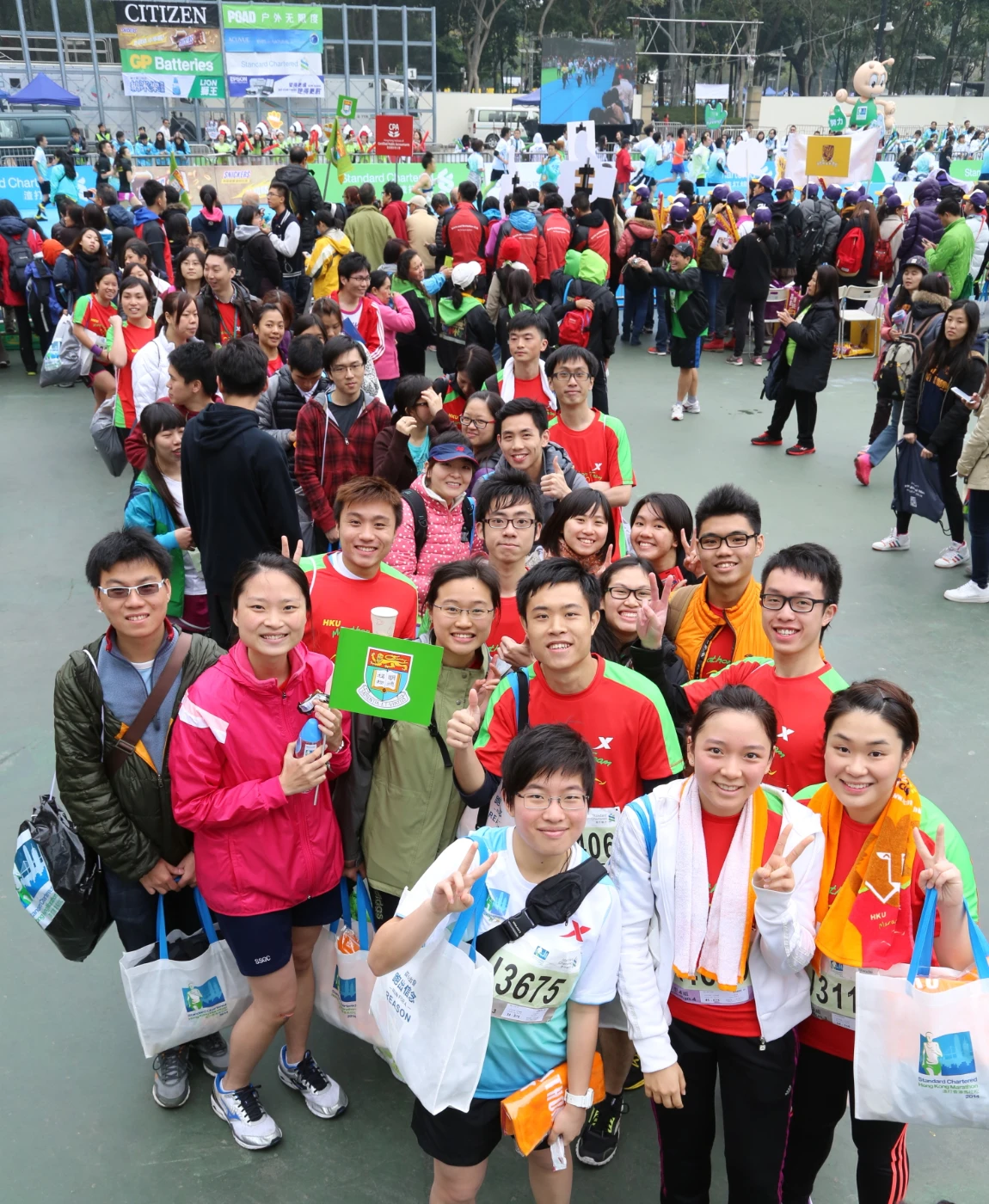 Hundreds of HKU Marathon Team members and friends queuing up to say thanks to Vice-Chancellor Professor Lap-Chee Tsui.