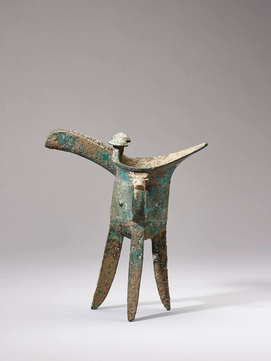 雲紋爵 
青銅鏨刻鑄器
中國，商代
（約公元前1600年至前1046年）
HKU.B.1953.0004
