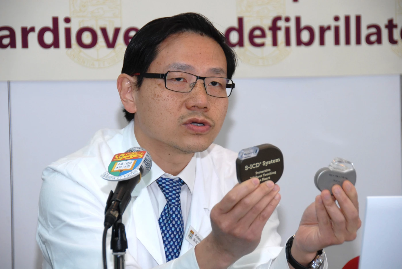 Professor Tse Hung-fat, William M W Mong Professor in Cardiology and Chair Professor of Department of Medicine, Li Ka Shing Faculty of Medicine, HKU mentions that although the size of the new defibrillator (Left) is slightly larger than the traditional one (Right).  However, the implantation process is safer as no electrodes will go into the heart through blood vessels.  Thus, the risk of heart perforation or infection of the heart after the surgery will drop to zero percent.